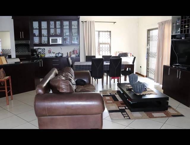 4 BEDROOM HOUSE FOR SALE IN COUNTRY CLUB